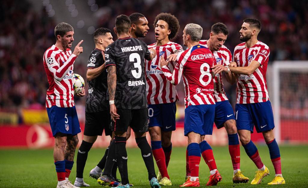 爱游戏官方网站曼联门将奥纳纳出击撞倒卡拉季奇